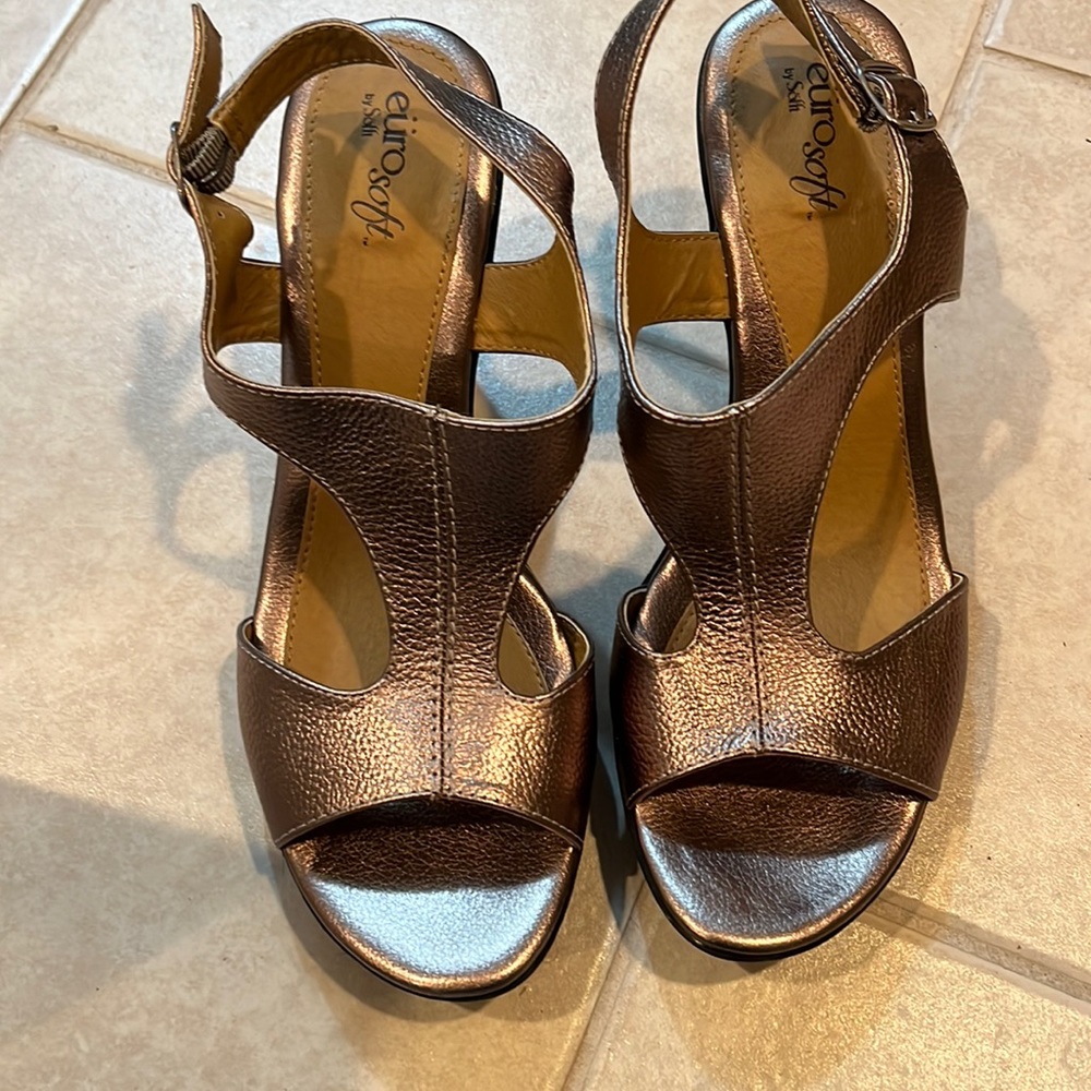 Pewter leather sandal great shape not worn TK